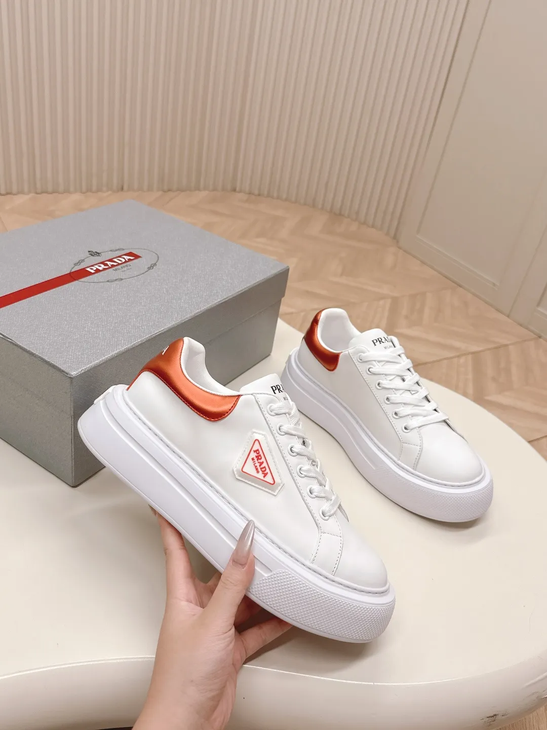 👟👟Ex-factory price 600👟👟 Prada 25ss new casual white shoes, couple style 👫 P fashion white shoes, re-released, high-quality shipments, elegant and generous, comfortable on the feet, super classic, super light and comfortable on the feet Fabric: silky cowhide Lining: water-dyed sheepskin lining + genuine leather foot sole: EVA outsole Code number: 35-45 (40 for women, 45 for men, customized)
